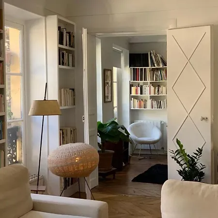 Triplex In Center Daire