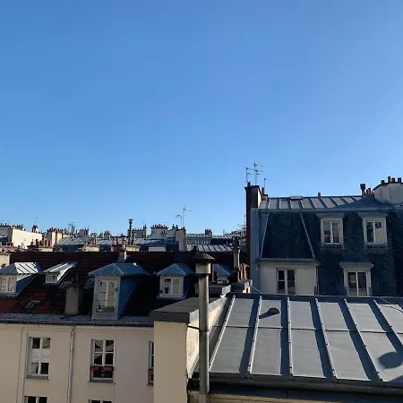 Triplex In Center Daire